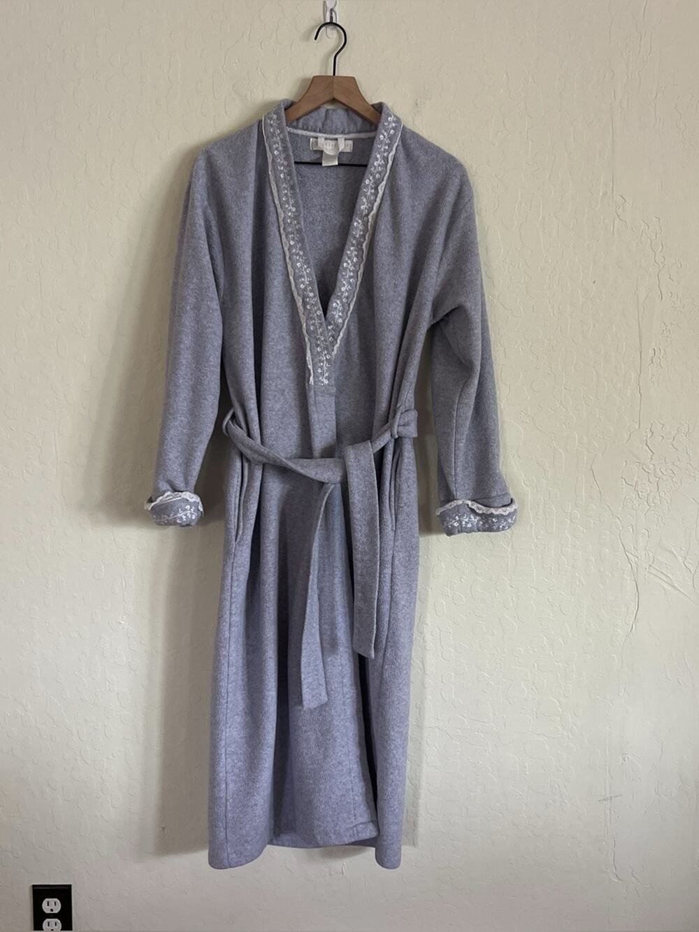 Eileen West Embroidered Lace Trim Long Belted Fleece Robe Small Floral Pockets